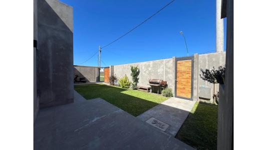 Casa a estrenar en venta- Angel Gallardo- Santa Fe, 180 mt2, 2 habitaciones