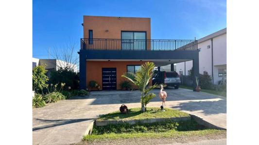 Casa En Venta En Berazategui Este, 140 mt2, 3 habitaciones