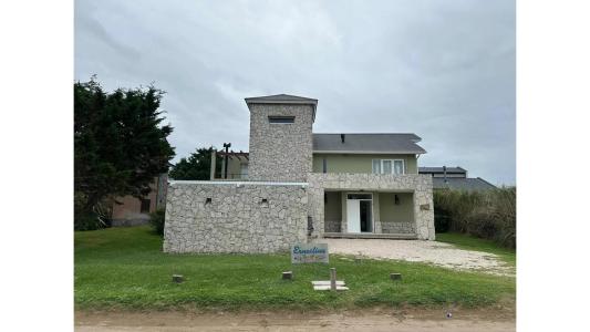 Excelente Casa con Pileta frente al Mar , 450 mt2, 5 habitaciones