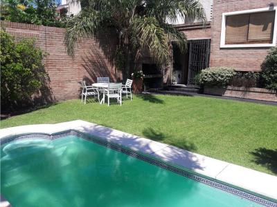 Venta Casa de 2 Dormitorios - con hermoso patio parquizado - pileta - Barrio San Salvador - Córdoba Cap., 198 mt2, 2 habitaciones
