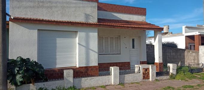 Casa de dos dormitorios en Coronel Dorrego, 300 mt2, 2 habitaciones