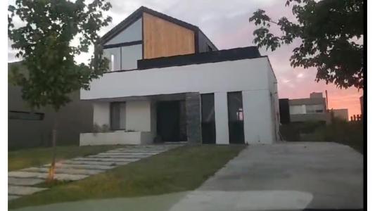 Casa a la venta en Araucarias Puertos del lago, 180 mt2, 4 habitaciones