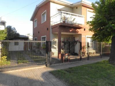 En Venta - Casa 4 Amb con Cochera y Pileta en Barrio Villa Primera