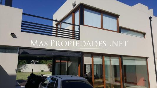 Casa en venta en La Plata 5 ambientes, 380 mt2, 4 habitaciones