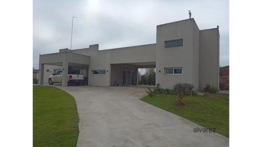 Casa venta 4 ambientes Comarcas De Luján, 200 mt2, 3 habitaciones