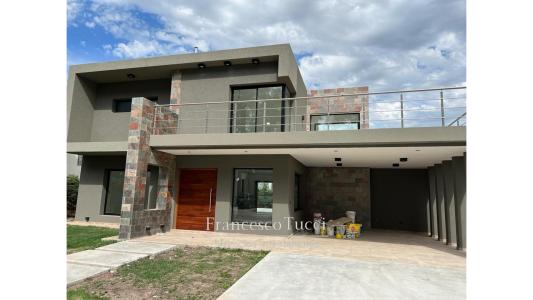 Casa en venta 5 ambientes barrio Astorga, 190 mt2, 4 habitaciones