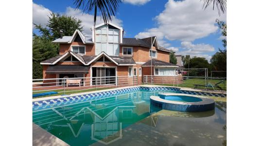Casa en venta en Campos de Alvarez Country Club, 400 mt2, 6 habitaciones