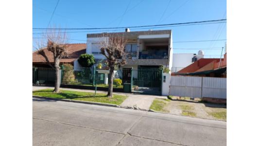 Importante propiedad- Vivienda Multifamiliar en Castelar, 280 mt2, 5 habitaciones