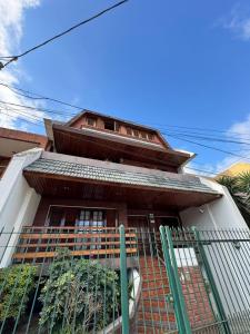Venta Moderno Chalet 5 Ambientes en Villa Sarmiento, 4 habitaciones