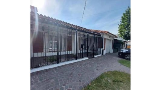 Casa en venta de 2 dormitorios c/ cochera en Castelar, 150 mt2, 2 habitaciones