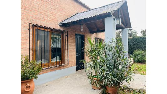 Casa con pileta de natación en venta en La Lonja Pilar, 390 mt2, 4 habitaciones