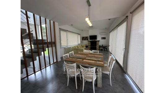Casa en venta 7 ambientes Villa Robles, 450 mt2, 5 habitaciones
