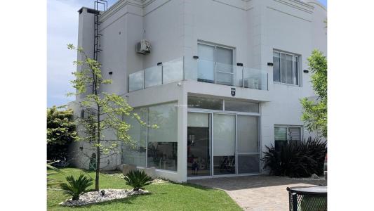 Casa en venta en Canning Santo Domingo 4 ambientes, 270 mt2, 3 habitaciones