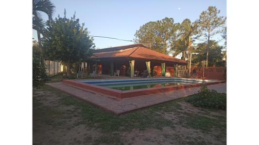 Vendo Amplia Chalet BºLos Pinos con piscina y quincho, 260 mt2, 4 habitaciones