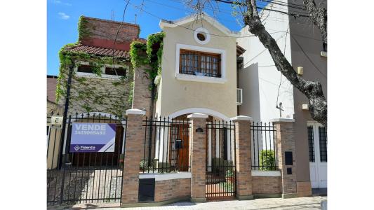 CASA DE 2 DORMITORIOS CON COCHERA Y JARDÍN EN ARROYITO, 140 mt2, 2 habitaciones