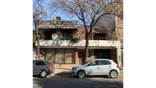 Casa con local y cocheras en Abasto. Dorrego y La Paz. , 180 mt2, 2 habitaciones