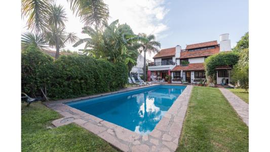Casa en venta 7 ambientes zona San Isidro, con jardín., 380 mt2, 6 habitaciones
