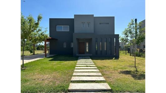 Casa en venta  BARRIO SAN GABRIEL Interno!, 220 mt2, 3 habitaciones