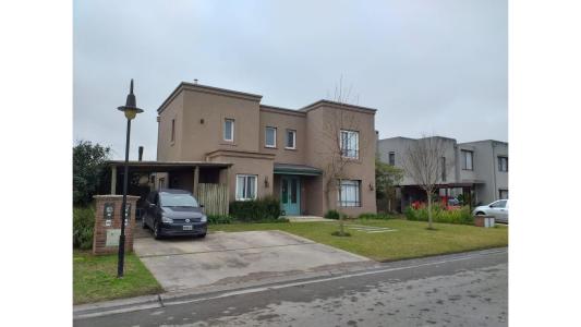 Lindísima casa en Barrio La Comarca, 211 mt2, 3 habitaciones