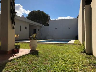 Chalet en venta en Castelar Norte - Larralde 1700 - 4 ambientes - PERMUTA!, 400 mt2, 3 habitaciones