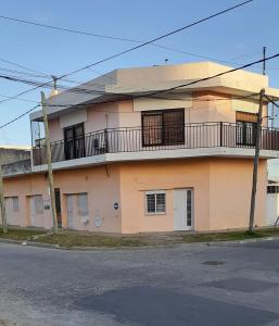 Departamentos de dos y tres ambientes en calle Centenario 3653 desarrollado en dos plantas ubicados con acceso próximo a la Avenida Juan Manuel de Rosas., 10 habitaciones