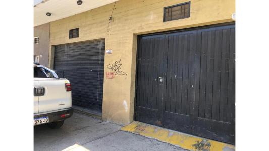 Depósito / local con garage y patio en Carapachay , 105 mt2