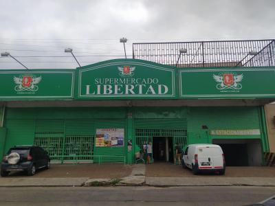Local c/Cochera en Subsuelo + Depósito y vivienda – Lote con salida a 2 calles.