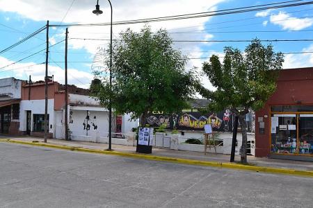 De Blasis Bienes Raices vende Excelentes ubicación, 4 locales comerciales mas una vivienda frente plaza de TANTI