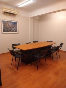Vende Oficina subdividida en 5 + 1 Sala De Reuniones En Balvanera