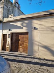 casa en barrio pompeya con garage y local lote propio, 200 mt2, 2 habitaciones