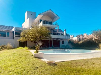 Casa de CATEGORIA  en VIlla Allende Golf, 450 mt2, 4 habitaciones