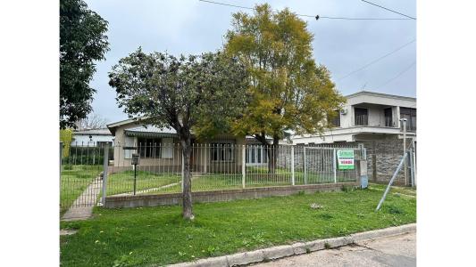 Amplia casa Escobar sobre doble terreno con dependencia, 200 mt2, 4 habitaciones