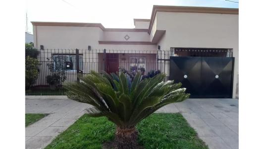En venta casa en Moreno con pileta parque, 80 mt2, 2 habitaciones