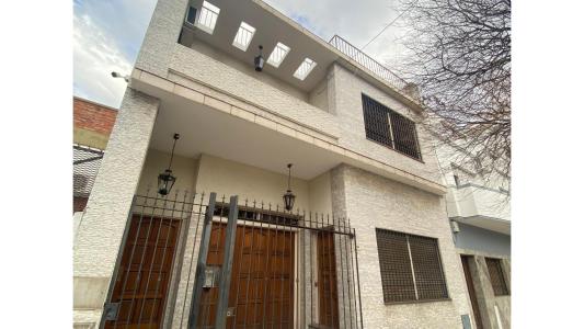 Venta | Casa 5 ambientes | Balcón, terraza y patio | Liniers, 215 mt2, 4 habitaciones