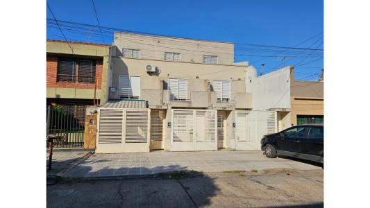 Triplex de 4 Ambientes en Ramos Mejia con Entrada de coche. , 90 mt2, 3 habitaciones