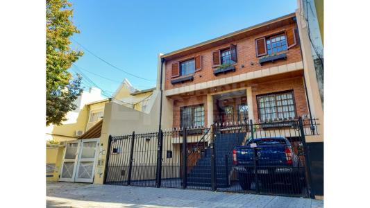 VENTA TRIPLEX 4 AMBIENTES GARAGE VS AUTOS PATIO PARRILLA, 166 mt2, 3 habitaciones