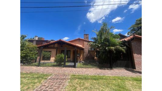Castelar Norte chalet en venta 4 amb a 50 mts de Arias, 229 mt2, 3 habitaciones