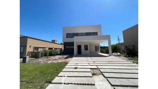 Casa en venta en barrio Los Troncos, 210 mt2, 3 habitaciones