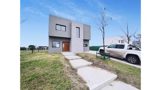 Casa en venta en barrio araucaria, 170 mt2, 3 habitaciones