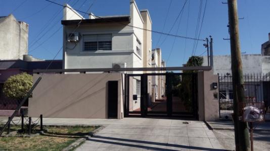 OPORTUNIDAD: dpto duplex al frente con patio y cochera, ubicado en Fonrouge 978, Lomas de Zamora, 144 mt2, 2 habitaciones