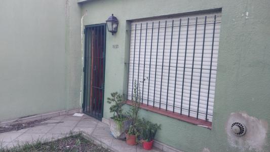 VENTA de hermosa casa ubicada en la periferia del casco urbano de La Plata. , 200 mt2, 5 habitaciones