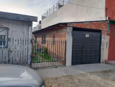 Casa sobre lote propio a restaurar parcialmente en Isidro casanova, 240 mt2, 2 habitaciones