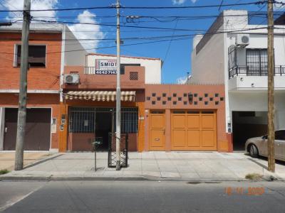 Casa de 3 Ambientes con Local en Jose Ingenieros, 2 habitaciones