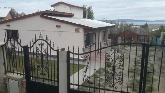 Vivienda ubicada en Barrio Lago Argentino con importante patio, lote cercado de 425 m2, construida con materiales tradicionales.