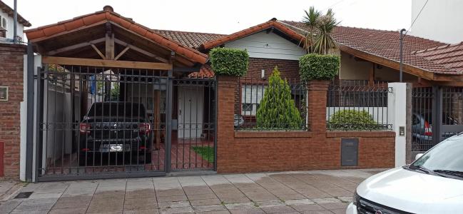 CASA AL FRENTE  4 AMBIENTES CON GARAGE PATIO Y QUINCHO, 3 habitaciones