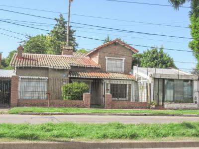 Casa en barrio Fisherton, sobre Av. Córdoba. (Ideal comercial), 262 mt2, 2 habitaciones