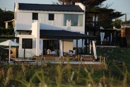 Casa de 5 dormitorios frente al mar con piscina en Punta Ballena, 713 mt2, 5 habitaciones